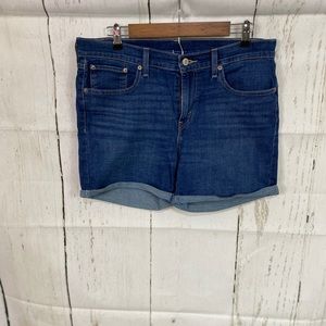Levi’s Women’s mid length shorts 30